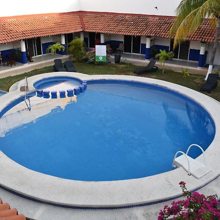Hotel Plaza Almendros, イスラ・ムヘーレス エクステリア 写真