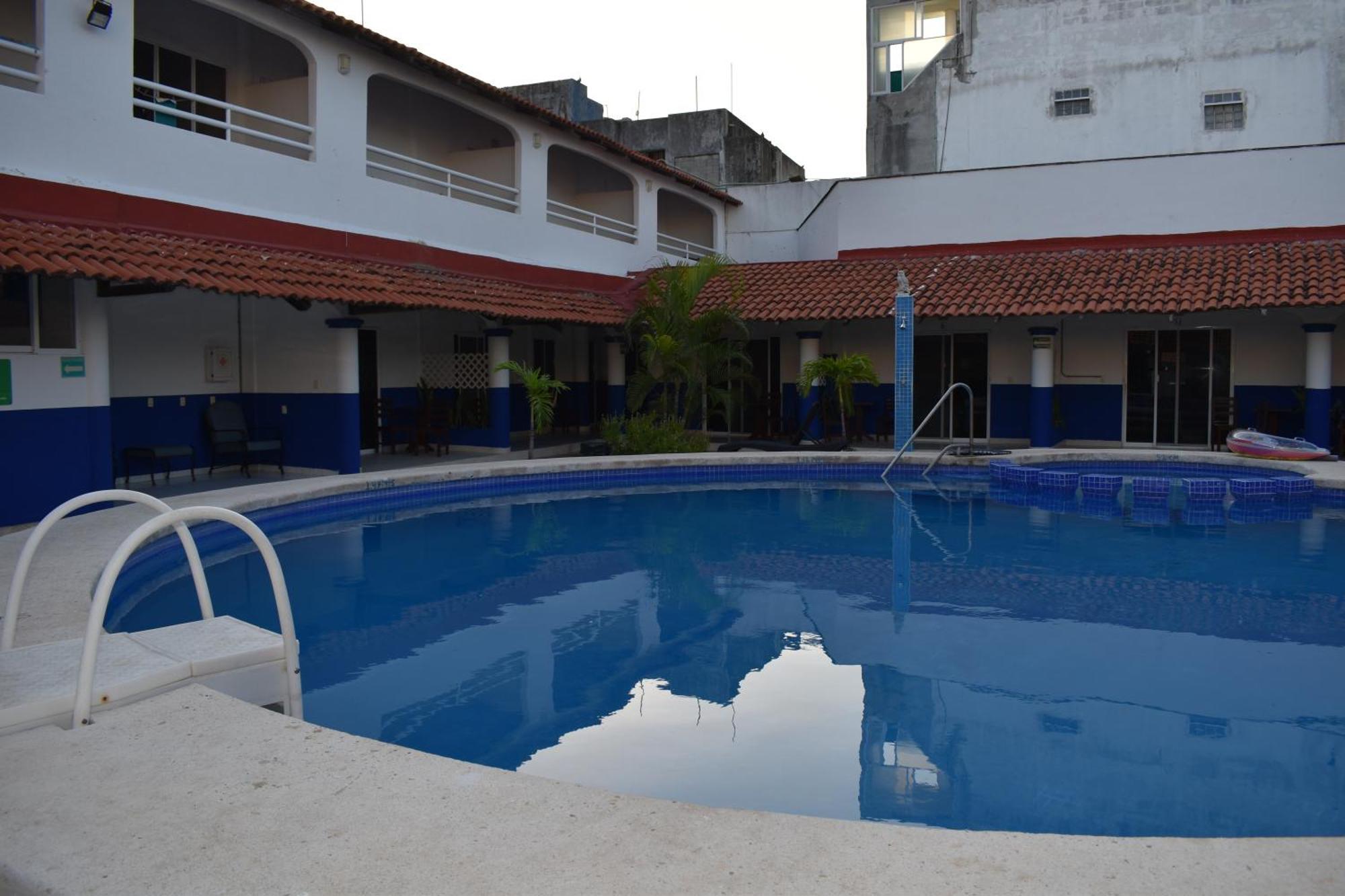 Hotel Plaza Almendros, イスラ・ムヘーレス エクステリア 写真
